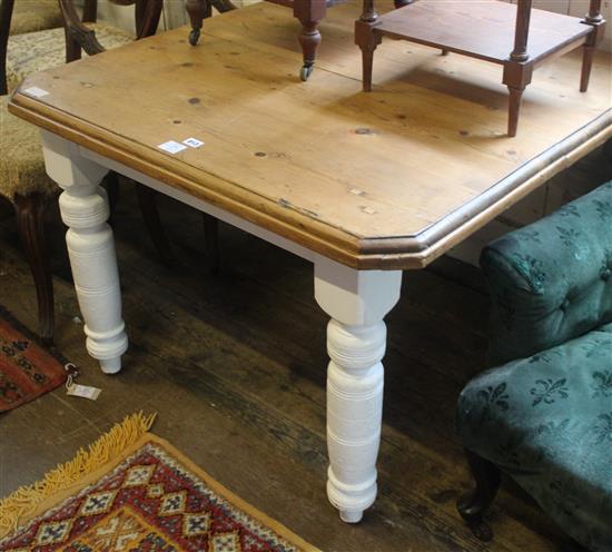 Pine top white painted table(-)